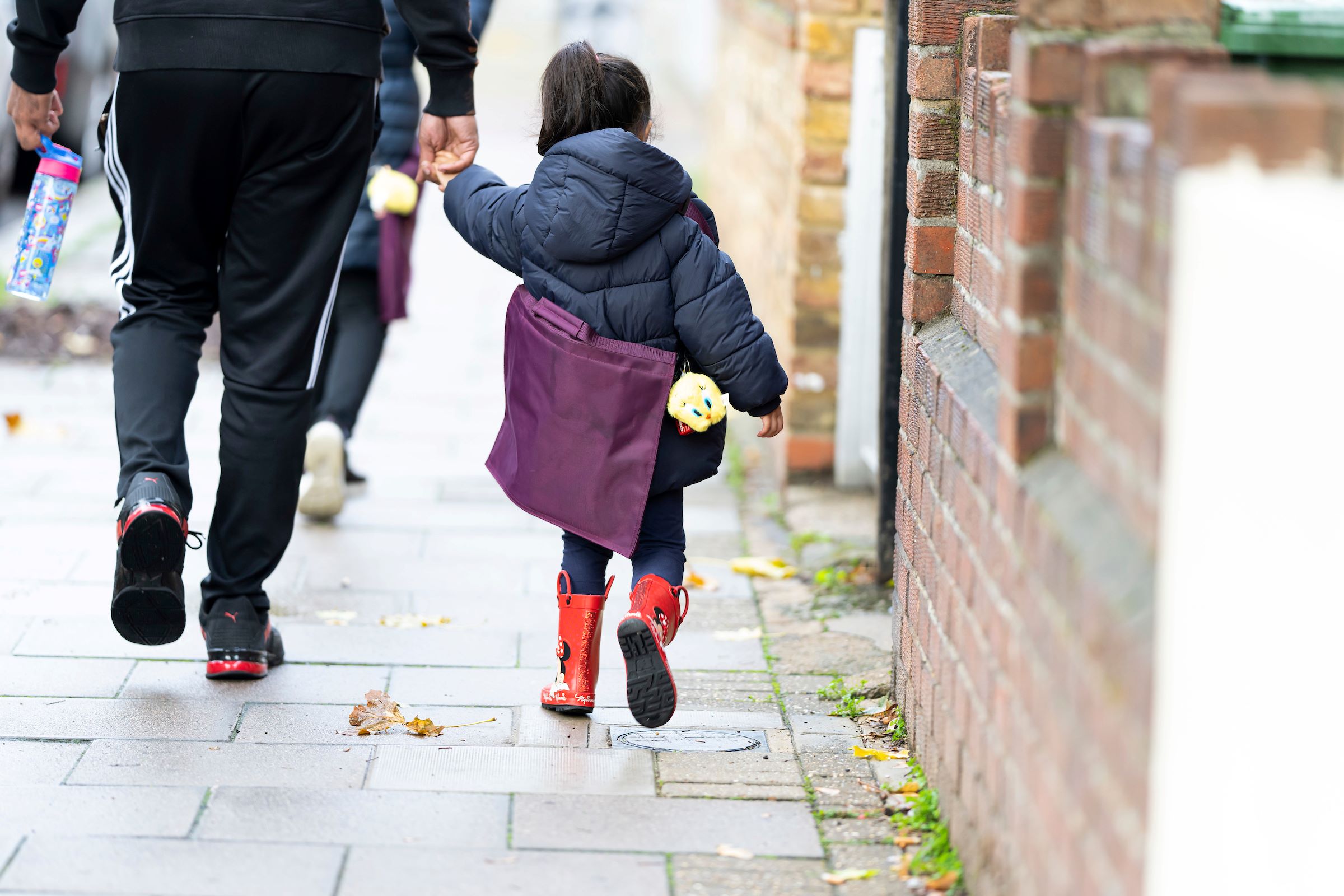 Healthy School Streets Image of parent and child walking on pavement